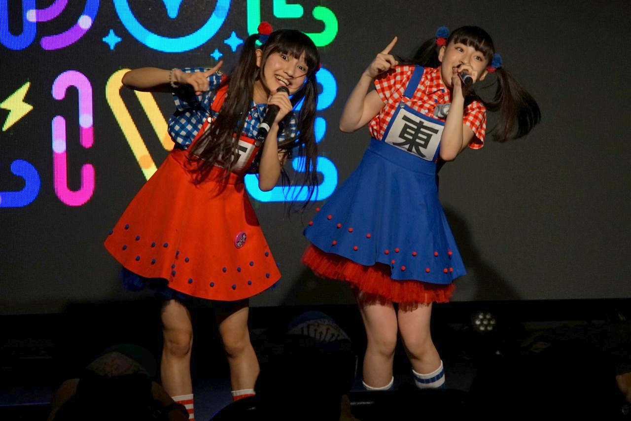 002_ステージでコントを披露する（左から）西井万理那、東理紗
